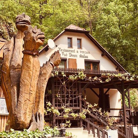 Restaurant A Penzion Pod Draci Skalou Карлштейн Экстерьер фото