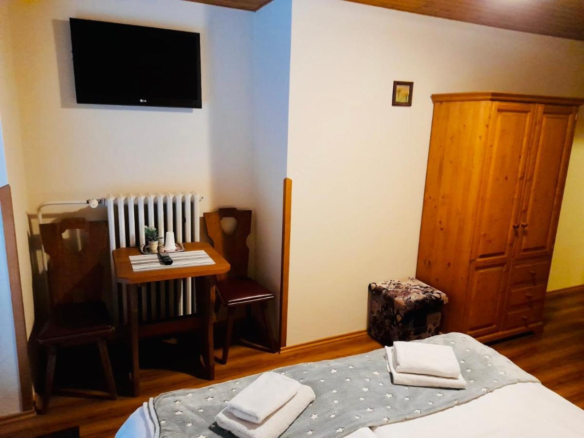 Restaurant A Penzion Pod Draci Skalou Карлштейн Экстерьер фото
